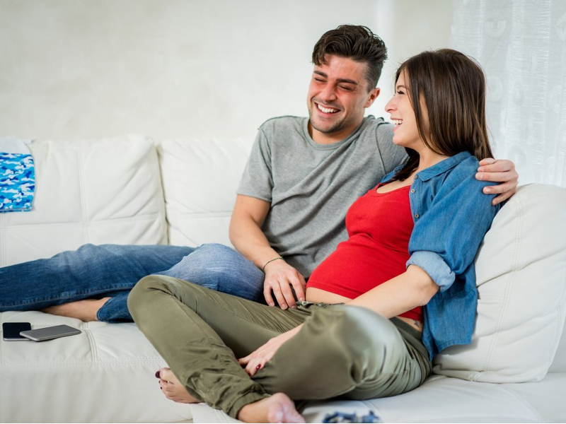 Mladi par sretno očekuje dijete